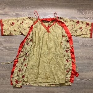 Night gown 2- piece set. Size small. 100% polyester.